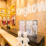 安踏收购童装品牌小笑牛(KingKow)，进军中高端童装
