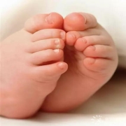 娜拉宝贝：多摸摸宝宝的小脚丫，宝宝会更聪明哦!