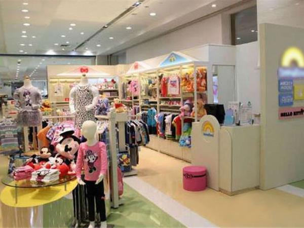 小熊維尼童裝店鋪展示