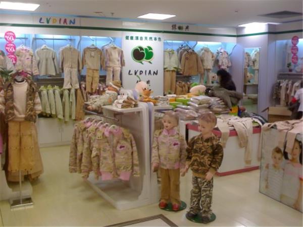 绿典彩棉童装店铺展示