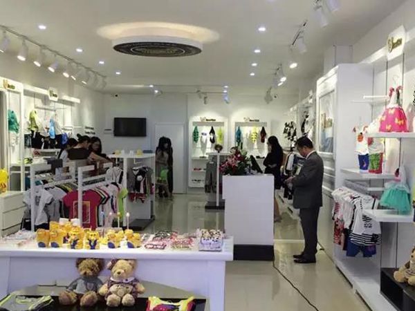 小熊哇噻童装店铺展示