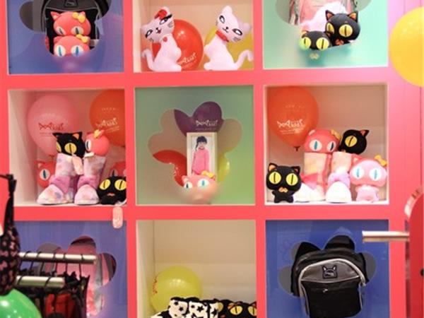 猫人儿童童装店铺展示